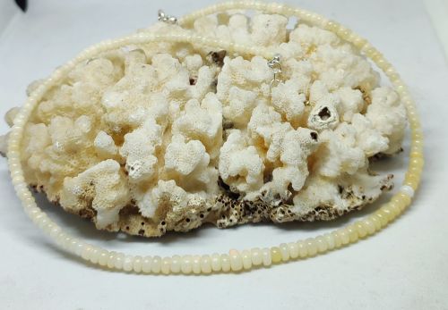 Сребърно колие с опали