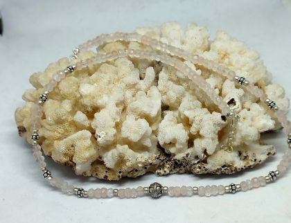Сребърно колие с розов кварц