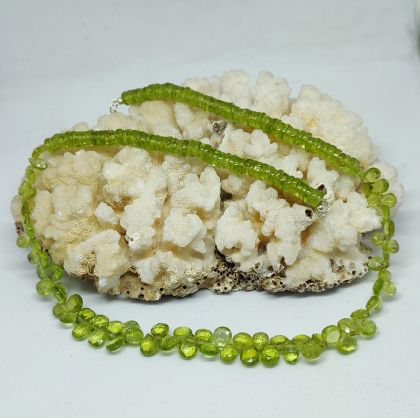 Сребърно колие с перидоти