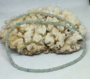 Сребърно колие с берили