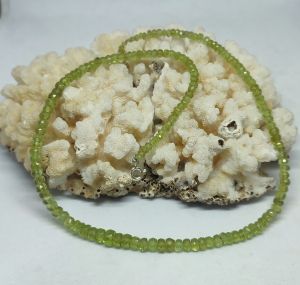 Сребърно колие с перидоти